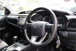 2017 Toyota Hilux SR (4x4) - Image 9